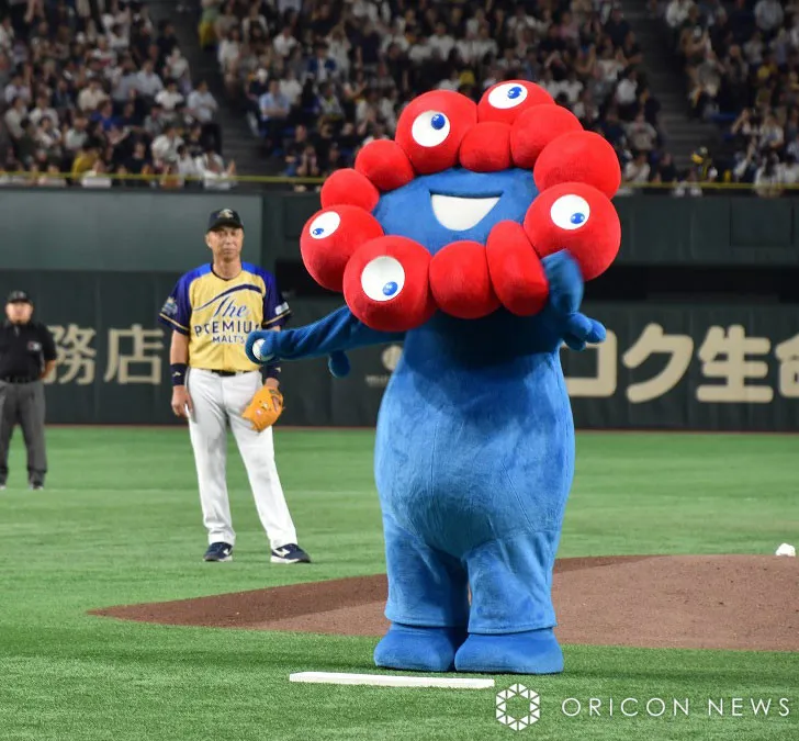 ミャクミャク、右投げだった　『サントリードリームマッチ』始球式で発覚　東京ドームのマウンドで躍動【出場選手一覧】