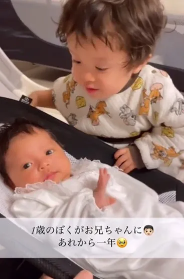 兄妹になって1年後…1歳妹を溺愛する2歳兄の姿に「優しすぎるお兄ちゃん」「感動で泣けます」