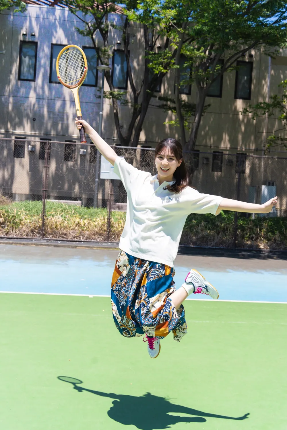 日向坂46・小坂菜緒『B.L.T.』で“最高の笑顔”　アクティビティを楽しむ