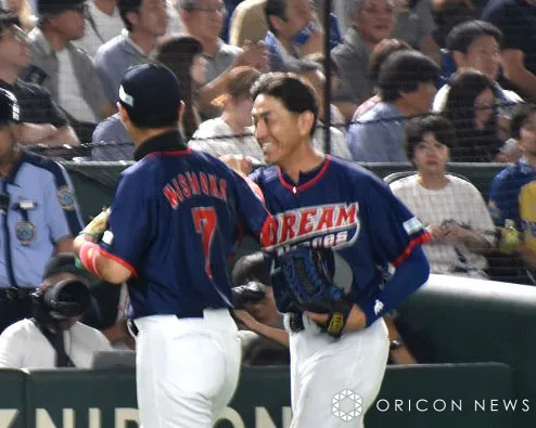 GG佐藤、“芸術的落球”に大歓声　下柳剛はグローブ投げも　『サントリードリームマッチ』の“お約束”