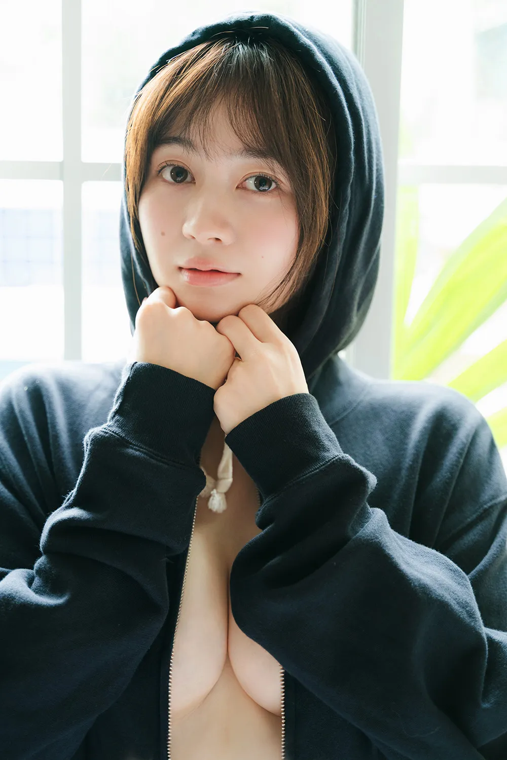 元SKE48江籠裕奈、素肌×パーカーの大胆肌見せショット　写真集「I DO Love」先行カット公開