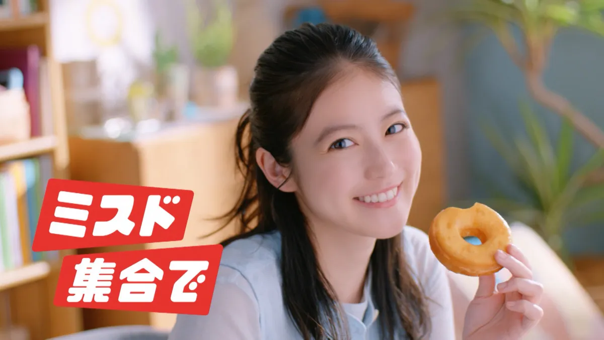 今田美桜、夏休みの宿題は「後回しタイプ」学生たちにアドバイス　ミスド新CMでドーナツほおばり