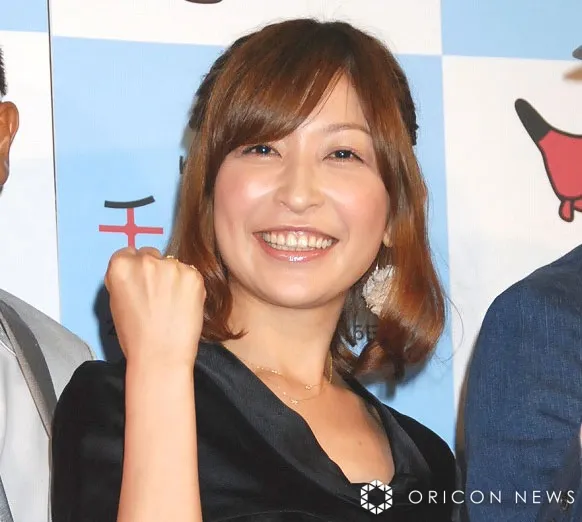 44歳・小野真弓、胸元あらわな水着ショット「真弓さんのスクール水着 レアですね～」「色っぽい」　かわいらしい犬たちとプールを満喫