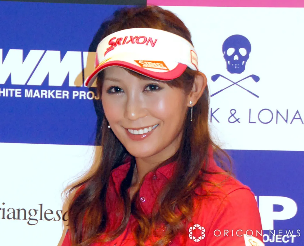 プロゴルファー・金田久美子、ビキニ姿でプール満喫　夏楽しむオフショに反響「モデルさん顔負けのスタイル」「完璧ナイスバディ」「キンクミさん、素敵です！」