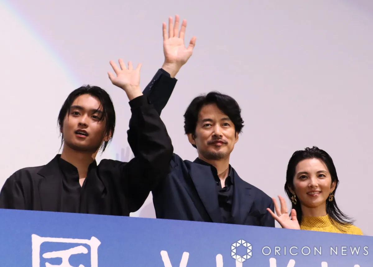 竹野内豊＆奥平大兼＆田中麗奈、梅田駅前に登場し歓声　竹野内はたこ焼きに丁寧な食レポ「まろやかで…」