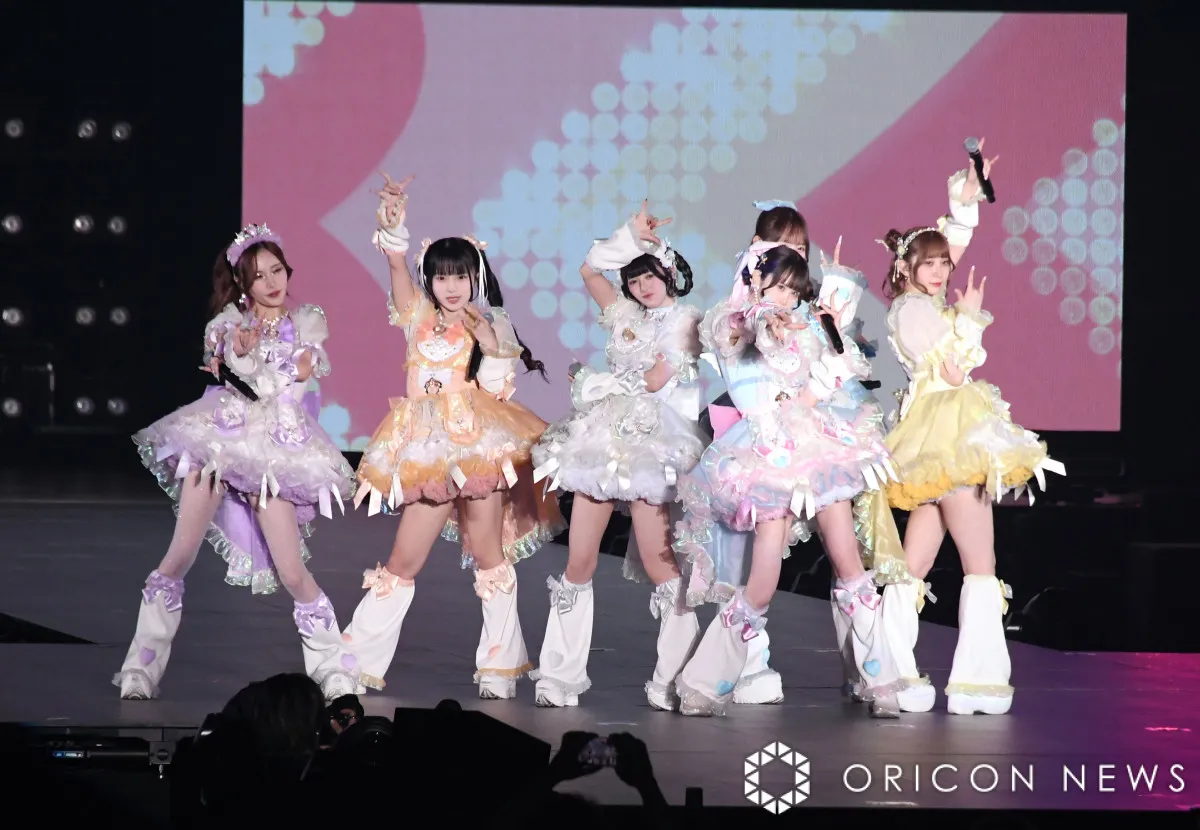 “渦中”ゆりにゃ＆プロデュースグループ、大阪で突然のパフォーマンス　ドームの大ステージから呼びかけ「いっぱい愛してね！」【関コレ】