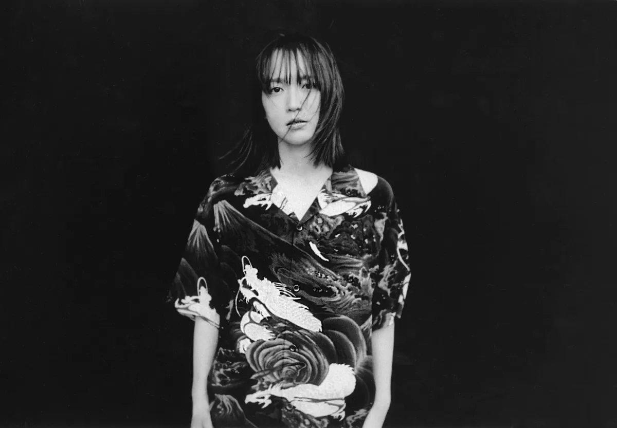吉岡里帆が纏う“アートなアロハ”　Y’s×SUN SURFの最新アロハシャツコレクション