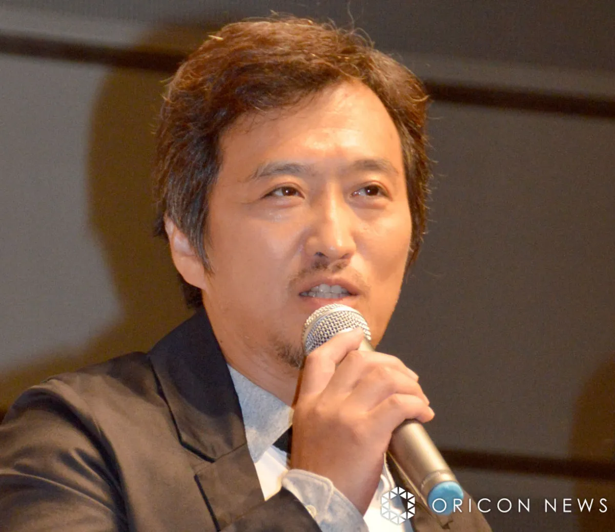 大鶴義丹、レストアした“愛車”で墓参りへ「絵になるビジュアル」「カッコいい」