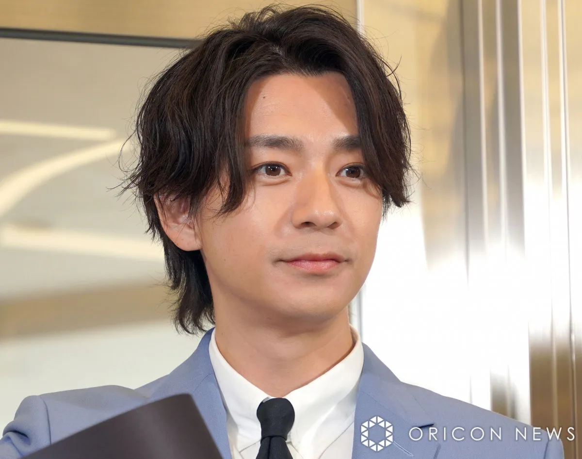 三浦翔平、ハワイの海でサーフィンスタイルのプライベート写真　“レア”な2ショットに「凄すぎる」「推し同士」「家族でハワイですか？」