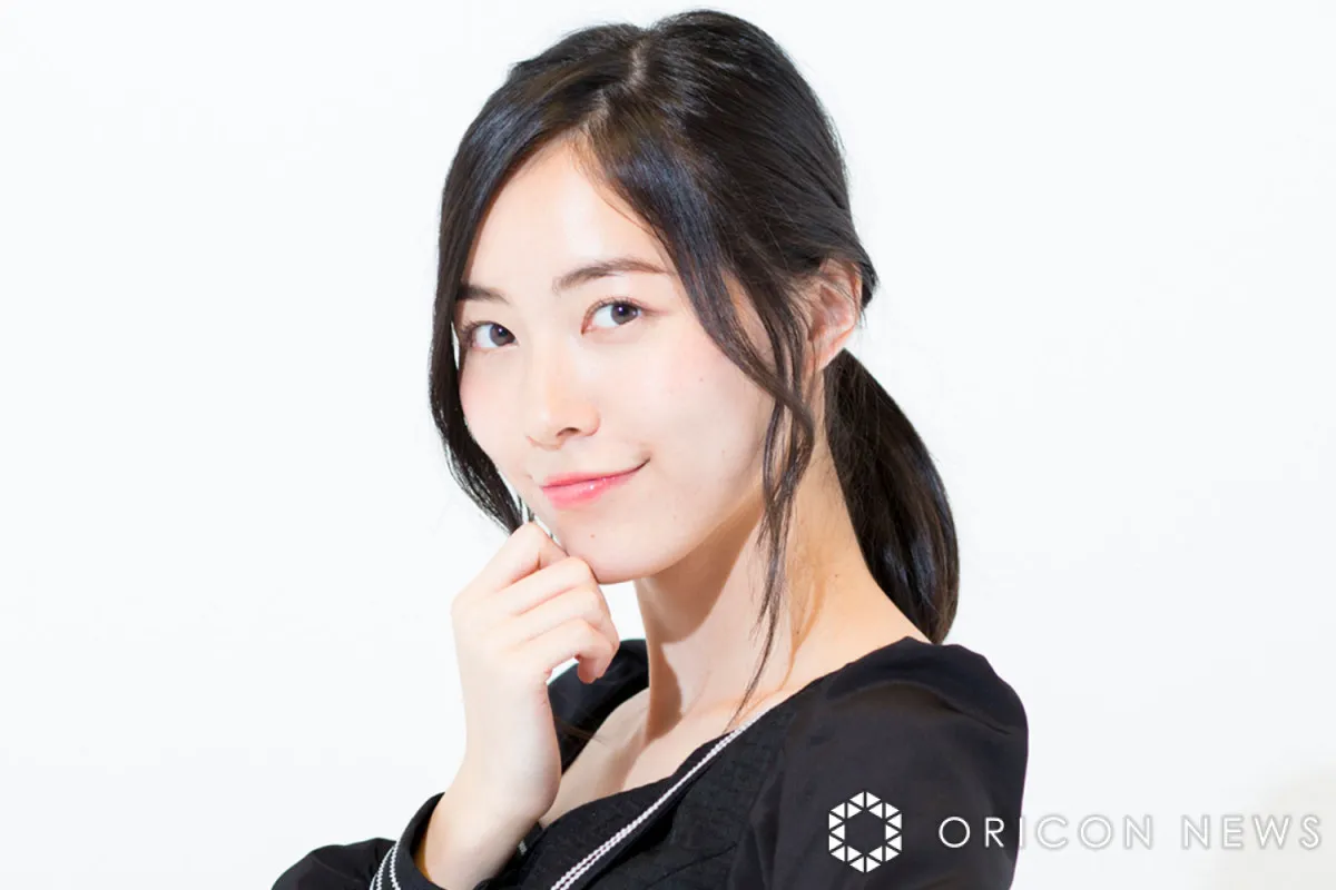 松井珠理奈、胸元あらわな“初出し”グラビアに反響「反則級セクシー！」「めちゃくちゃ綺麗」　写真集『アイヲシル』オフショット公開