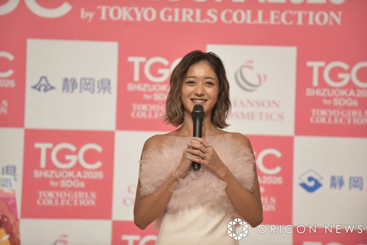 池田美優、“攻めのピンク”着こなし小麦色のヘルシー肌見せつけ　「TGC しずおか」アピール