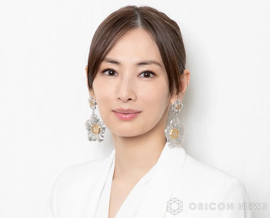 北川景子、左手薬指に指輪キラリ　映画館に出かけた日の“ラフ”なプライベート写真に反響「え～っ、美!!」「楽しいオフ時間が持てて良かったですね」