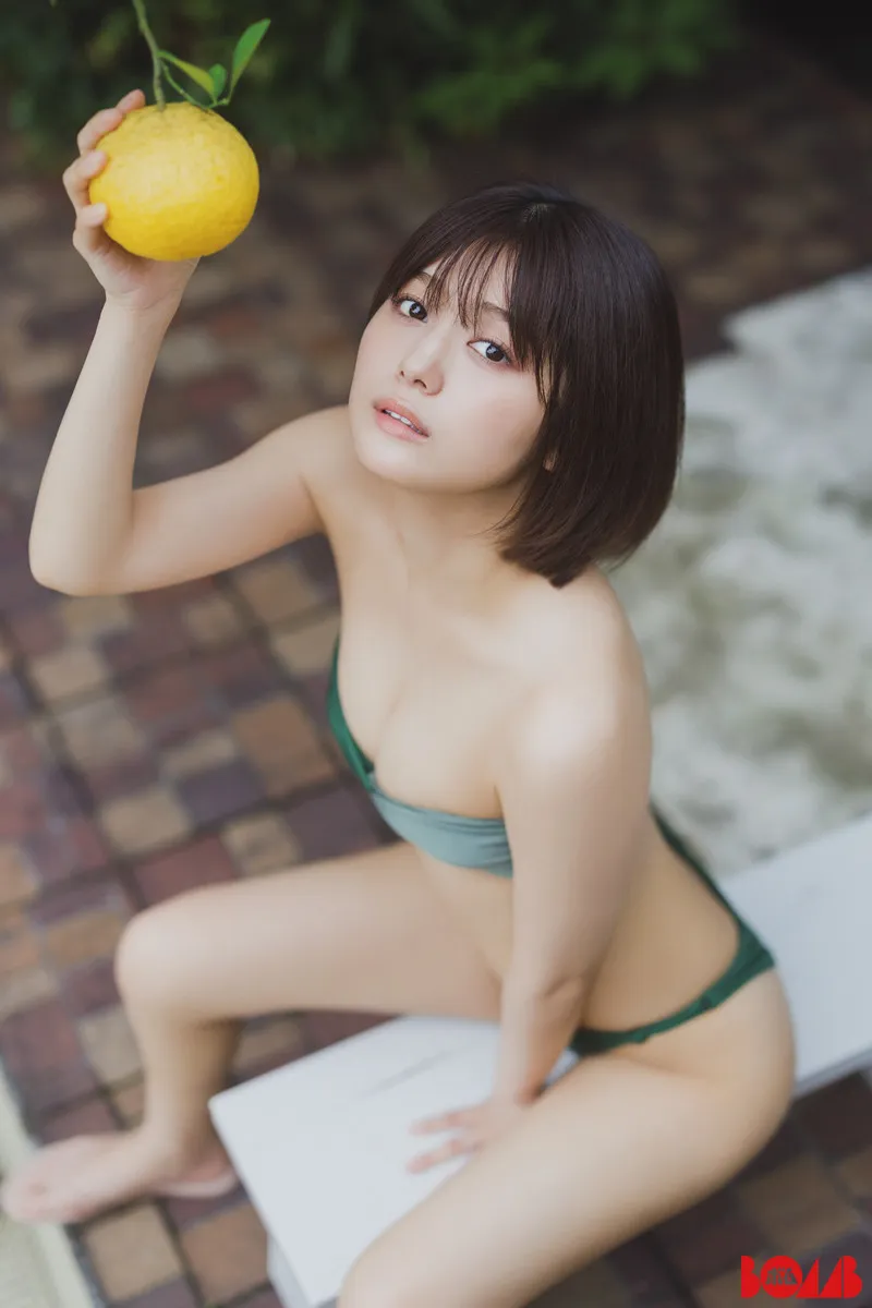 北野瑠華、インパクト大の水着グラビア 『BOMB』で磨きのかかった美しさを披露