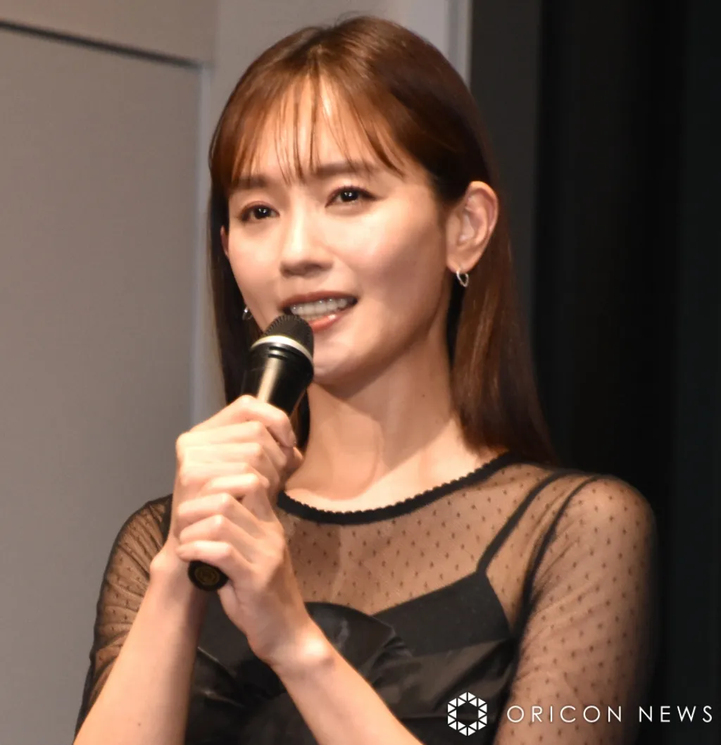 43歳・中村ゆり、美脚ワンビ×海をバックに涼しげショット「めっちゃ美しい」「天使が海に降臨してますやん…」