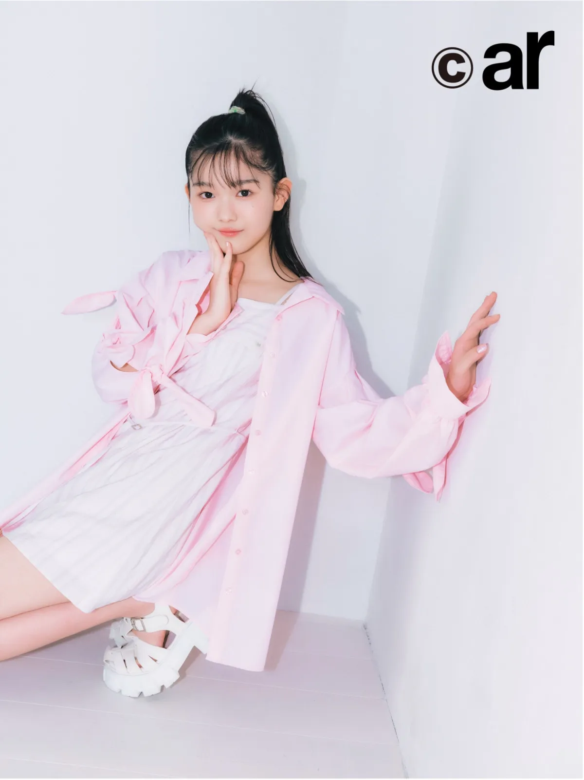 櫻坂46山川宇衣、人生初ファッション誌撮影　さくら色の夏服で透明感あふれるショット披露