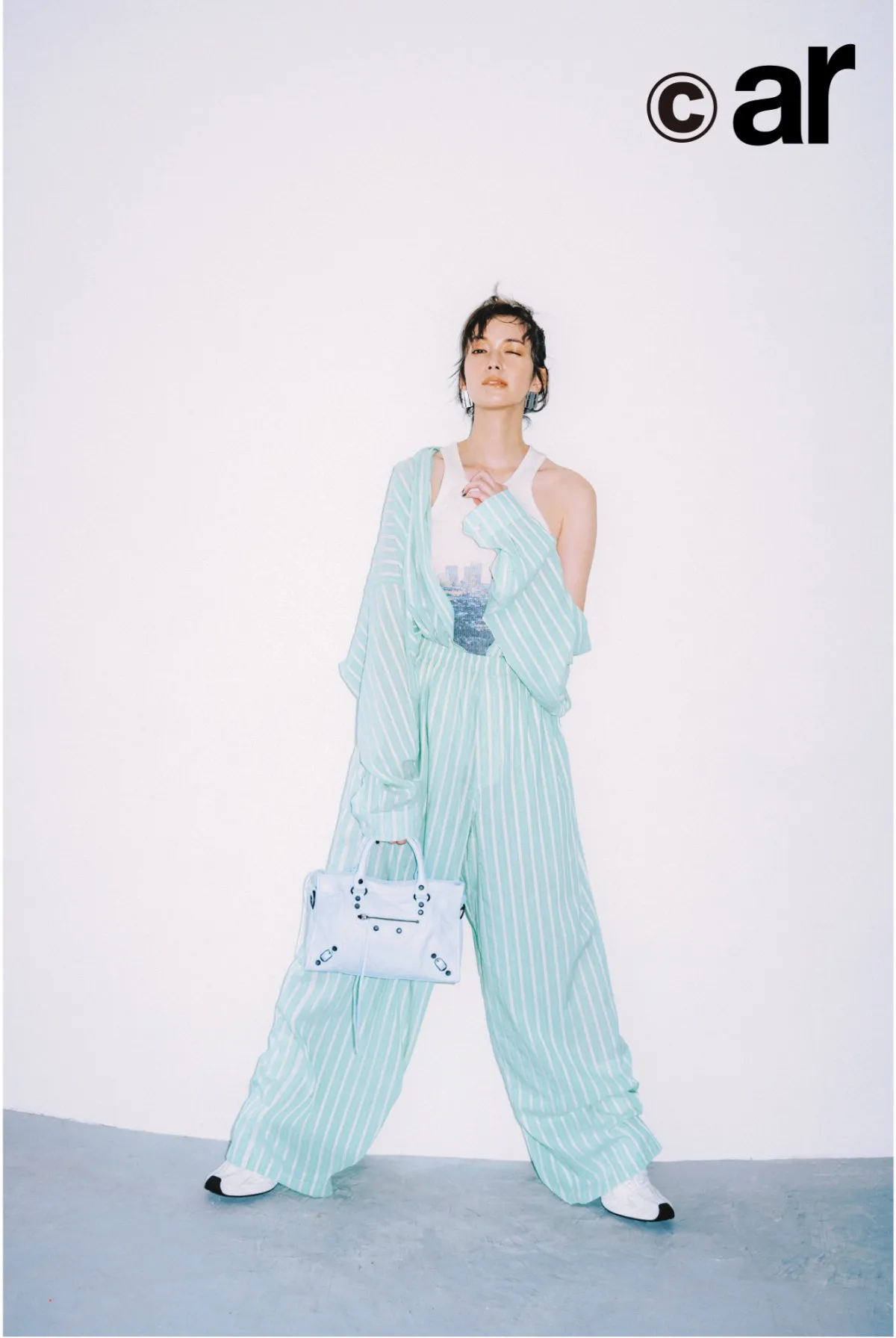 佐藤栞里、印象的な笑顔から一変→モードで大人な表情