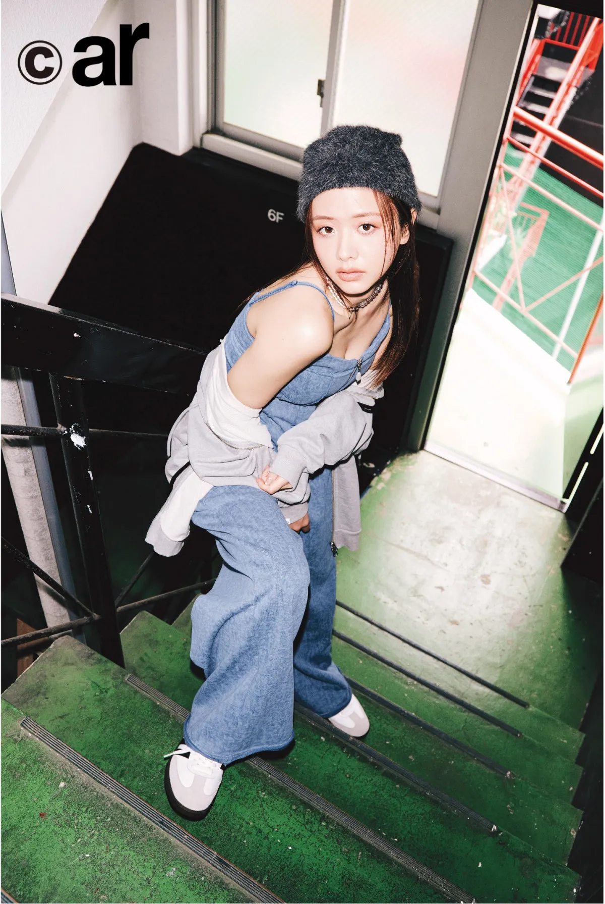 森香澄、いろっぽく着こなすダボっとオシャレな“空港ファッション”