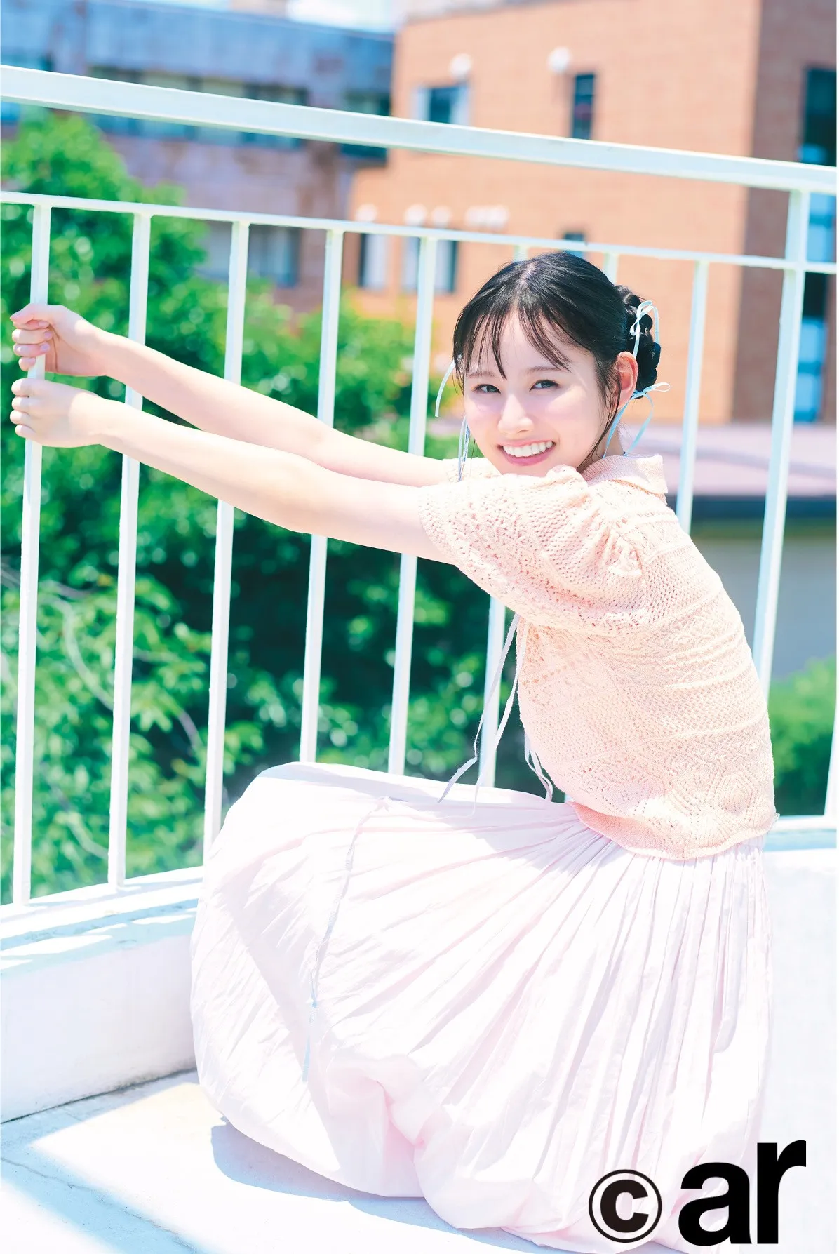 日向坂46の五期生・高井俐香、『ar』初登場で初々しいショット披露　夏らしいヘアアレに挑戦