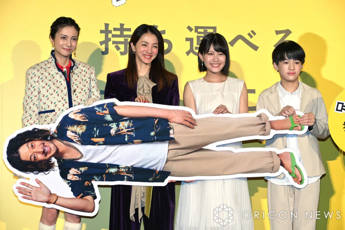 柴咲コウ・満島ひかりら、オダギリジョーの等身大パネルを横持ち　映画舞台あいさつでタイトル再現