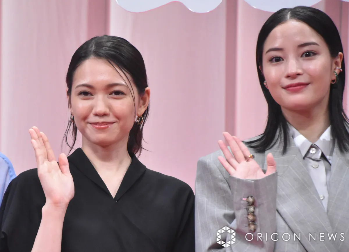 広瀬すず＆二階堂ふみ、褒め合い合戦で照れ笑い　体をかがめながら見つめ合う