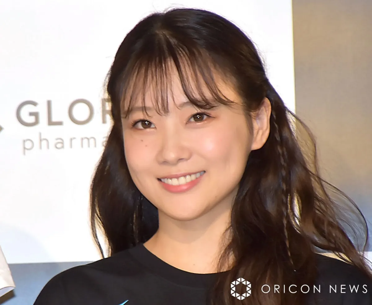 重盛さと美、ボディライン際立つ夏コーデ「スタイル良く美しい!」「二の腕本当理想すぎ」「夏が似合う」 タイト×ルーズな着こなしに反響
