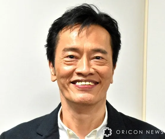 遠藤憲一、“双子の兄”との2ショットに反響「双子のお兄さんソックリ」「違和感が全くなかったです」　ドラマ『大追跡』で1人2役演じる