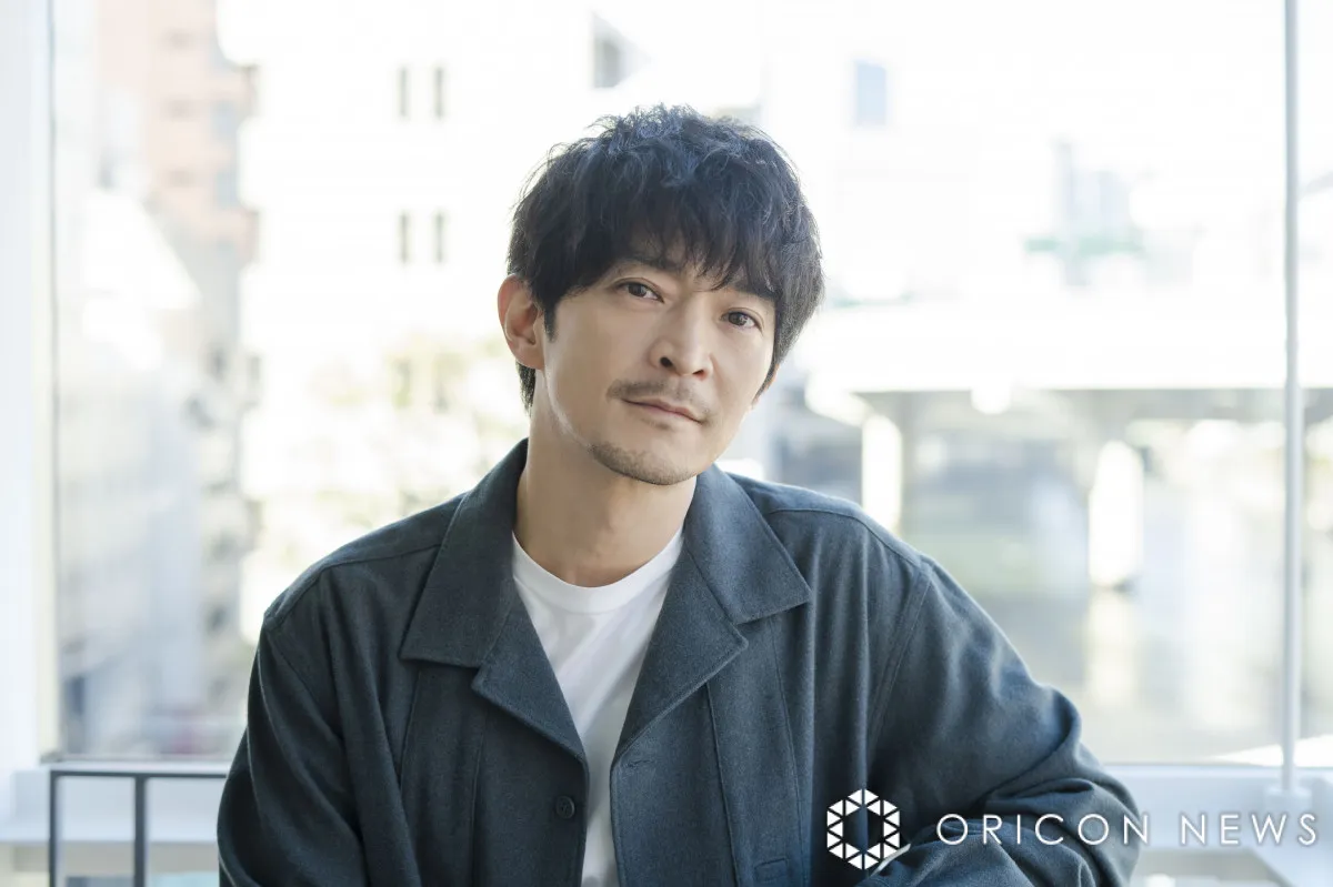 津田健次郎、“娘”と海辺でほほ笑む2ショット「めっちゃいい写真」「本当の親子のよう」　ドラマ『19番目のカルテ』オフショに反響