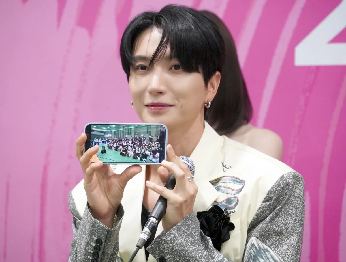 『SMTOWN LIVE』SUPER JUNIOR・イトゥク、会見でもユーモアたっぷり　ナイナイ＆報道陣を撮影