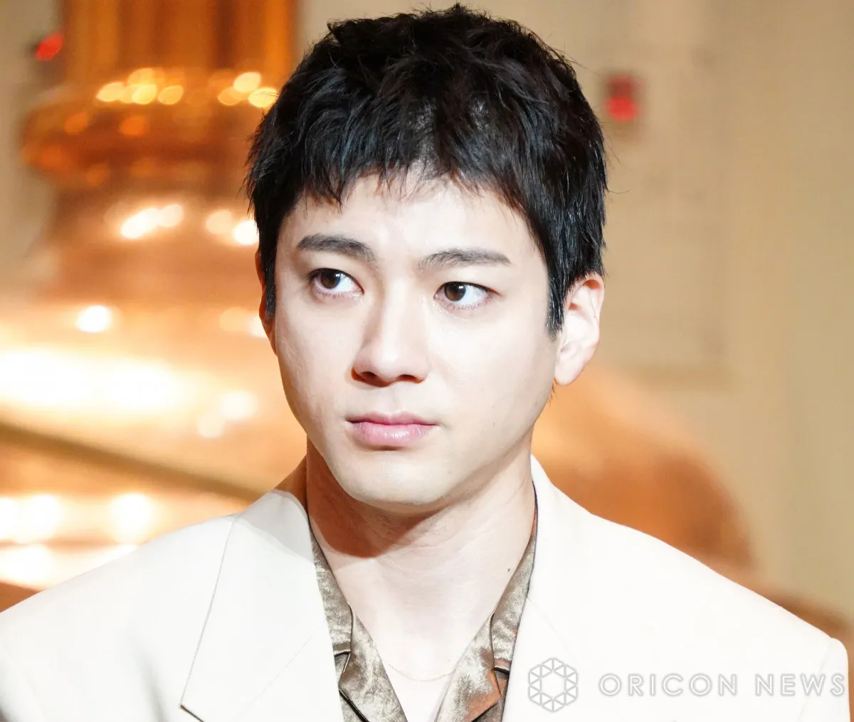 山田裕貴、まつ毛1本1本が見える“目力強烈”ショット「まつ毛長くてかわちぃ」「でっかい目と高い鼻」