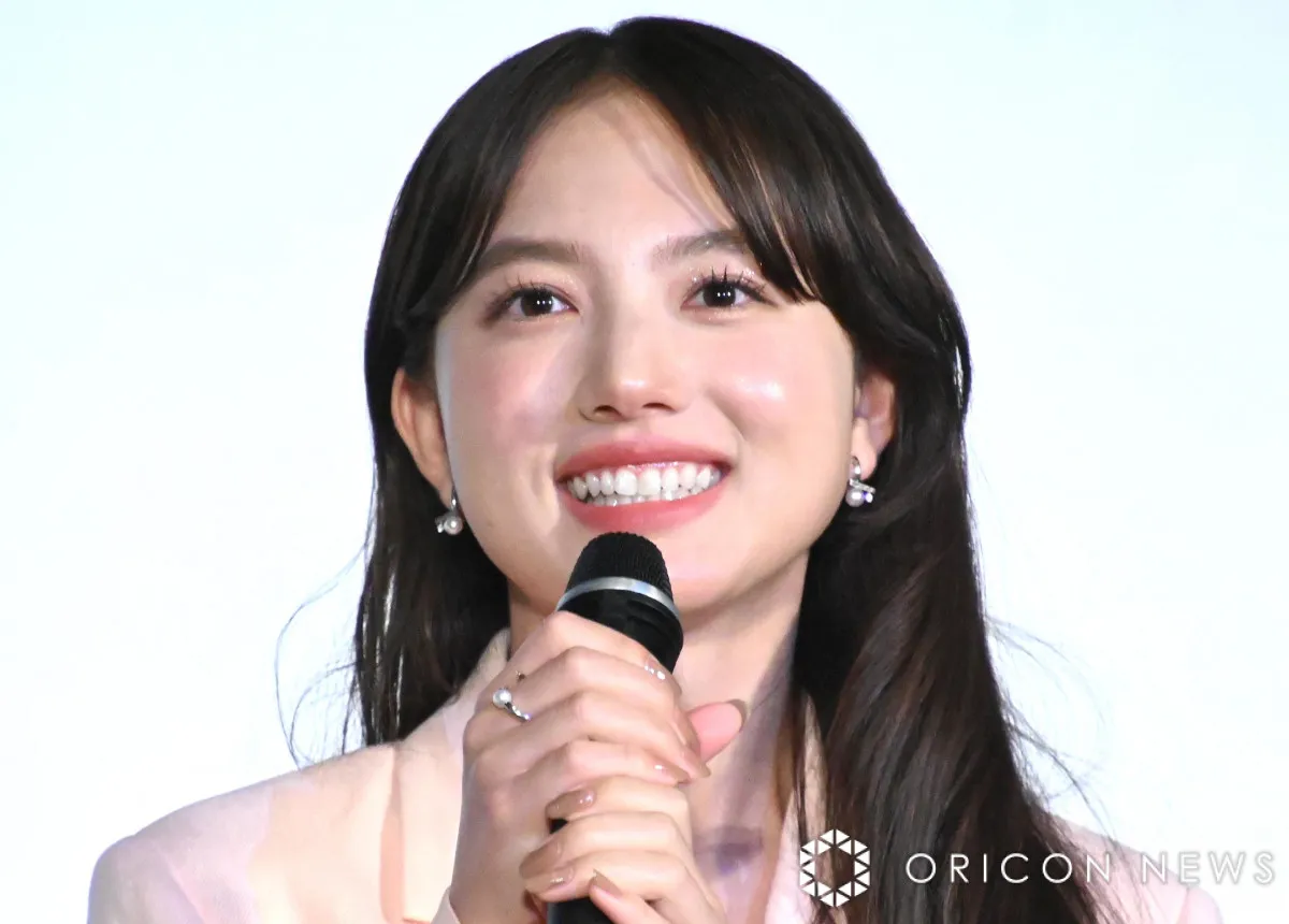清原果耶、“母”とソファーでくつろぐ2ショット「美人母娘！」「かわいいオフショット」「幸せすぎます」　ドラマ『初恋DOGs』で坂井真紀と親子役
