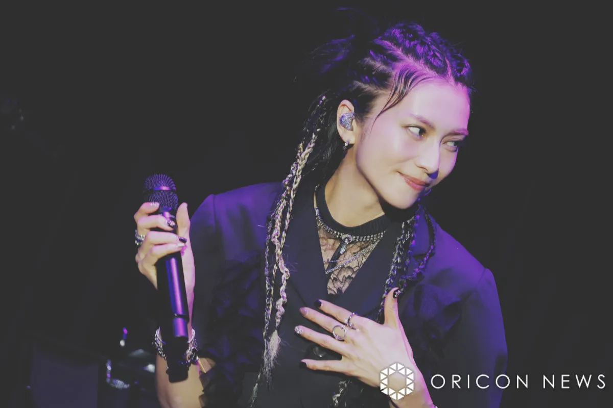 柴咲コウ、美太ももあらわなショートパンツ姿でファンイベント開催　10月に新曲リリース発表