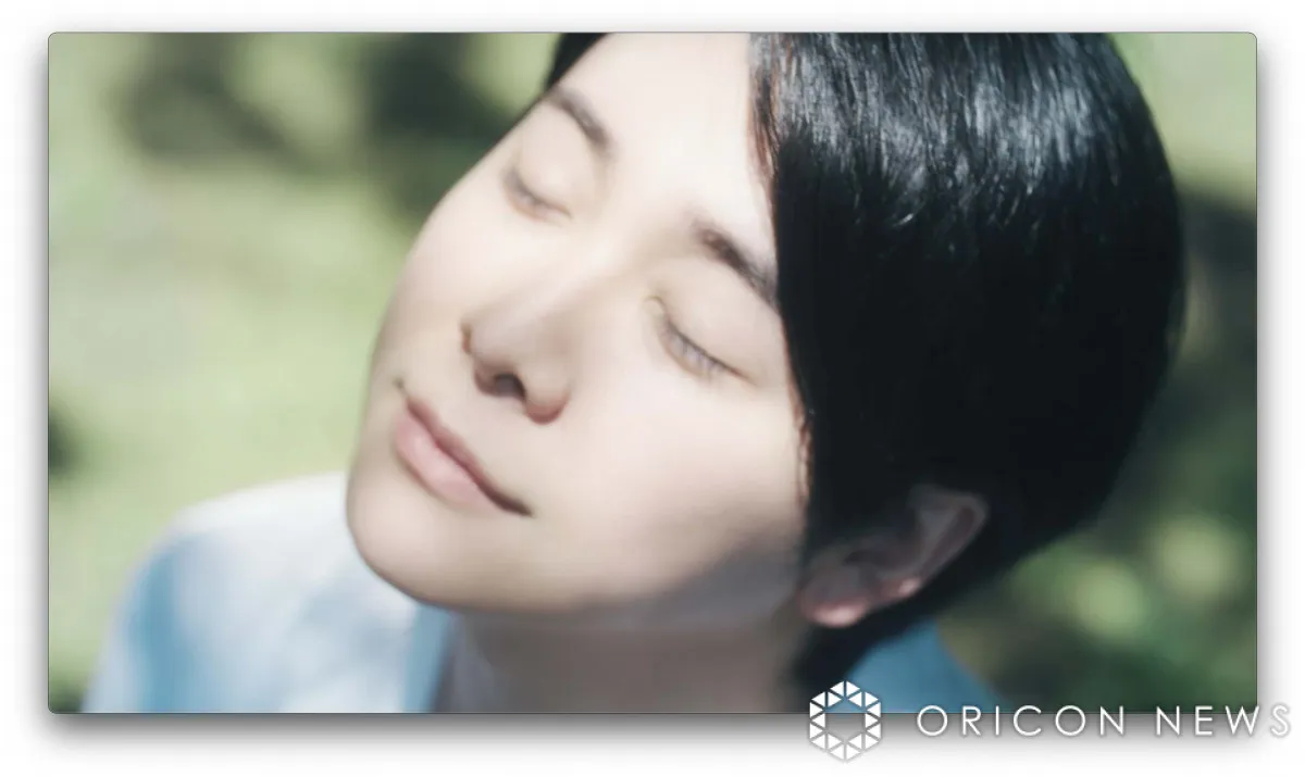 Mrs. GREEN APPLE・大森元貴、夏の木洩れ陽で涼しげに佇む　新曲「夏の影」MVティザー公開