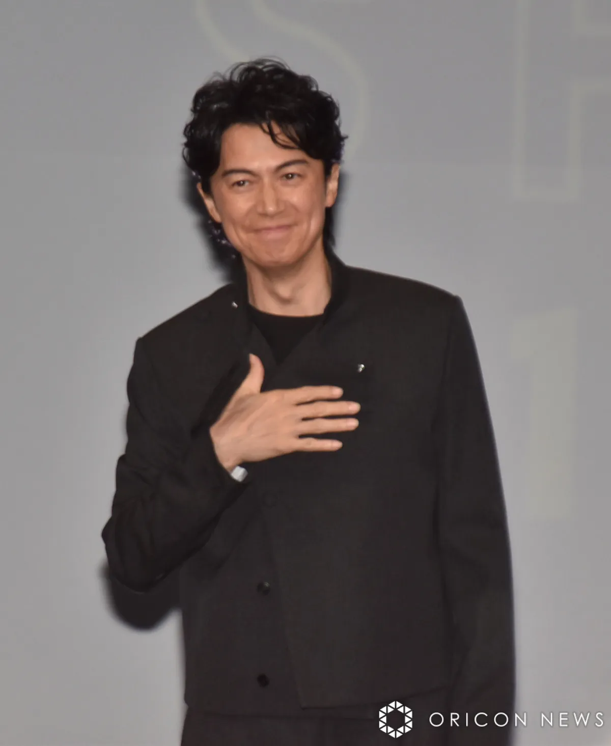 福山雅治、ぶっつけ本番のマジック大成功でド派手に登場　『ブラック・ショーマン』劇中でも難なく習得して難易度急上昇　監督「うれしい誤算」
