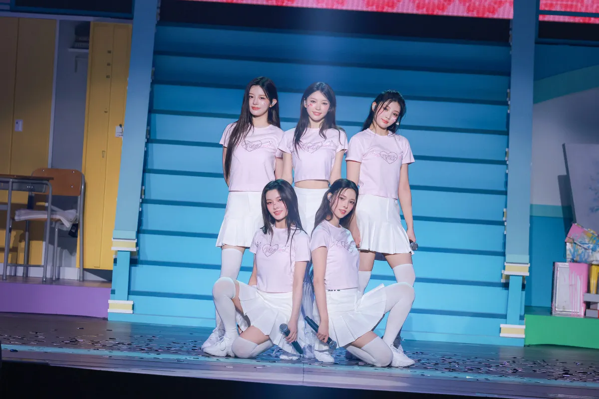 ILLIT、日本初ファンコンサート開催　新曲「Topping」を乃紫とサプライズ披露　「桃色片想い」などJ-POPカバーも