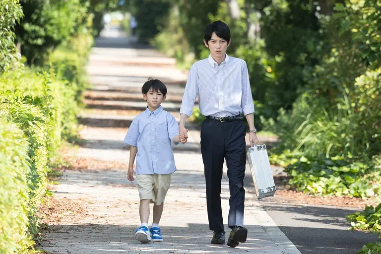 『スティンガース』本郷奏多“水上”がパパに!?　被害者宅へ潜入【第4話あらすじ】