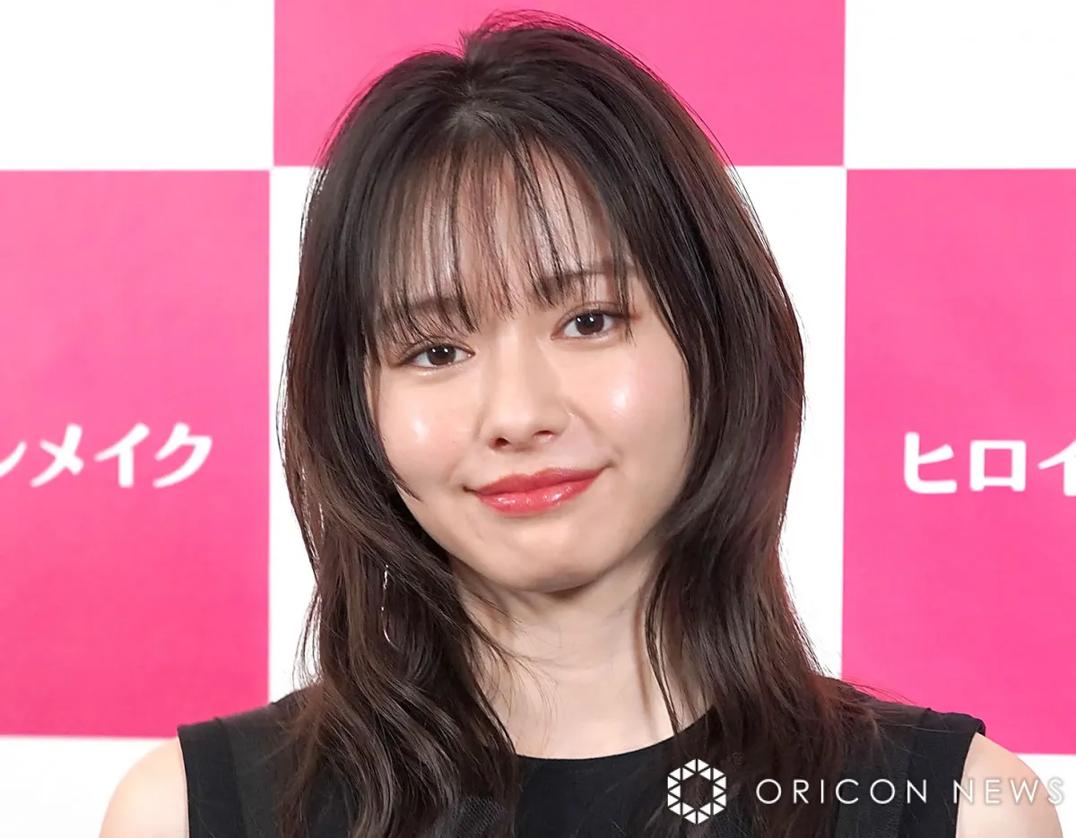 山本舞香、美脚まぶしい足組みショット　みちょぱとの2ショットも「天才すぎる大好き」「まじ可愛すぎるーー」