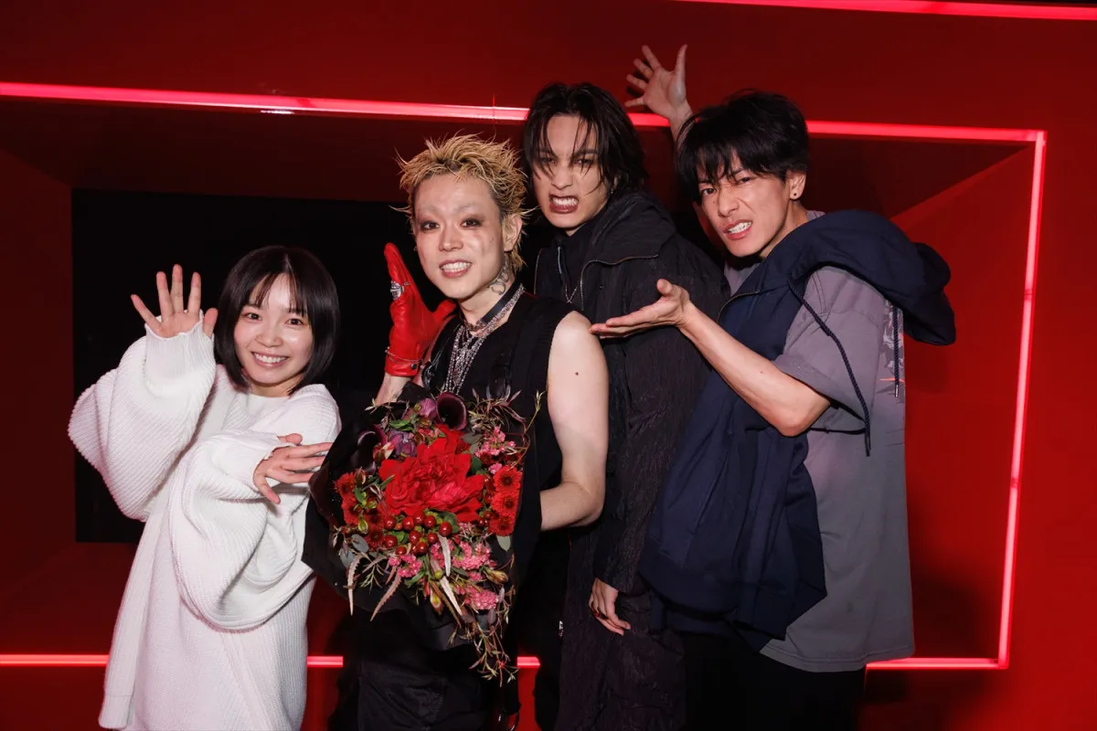 佐藤健主演・プロデュース『グラスハート』日本で1位、グローバルで8位　撮影の裏側に迫るメイキング映像＆オフショット解禁