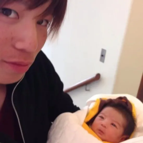 パパに抱っこされた娘→10年後…成長記録に533万回再生「結婚式のムービー見てる気持ちに」「パパ、全然変わらない」