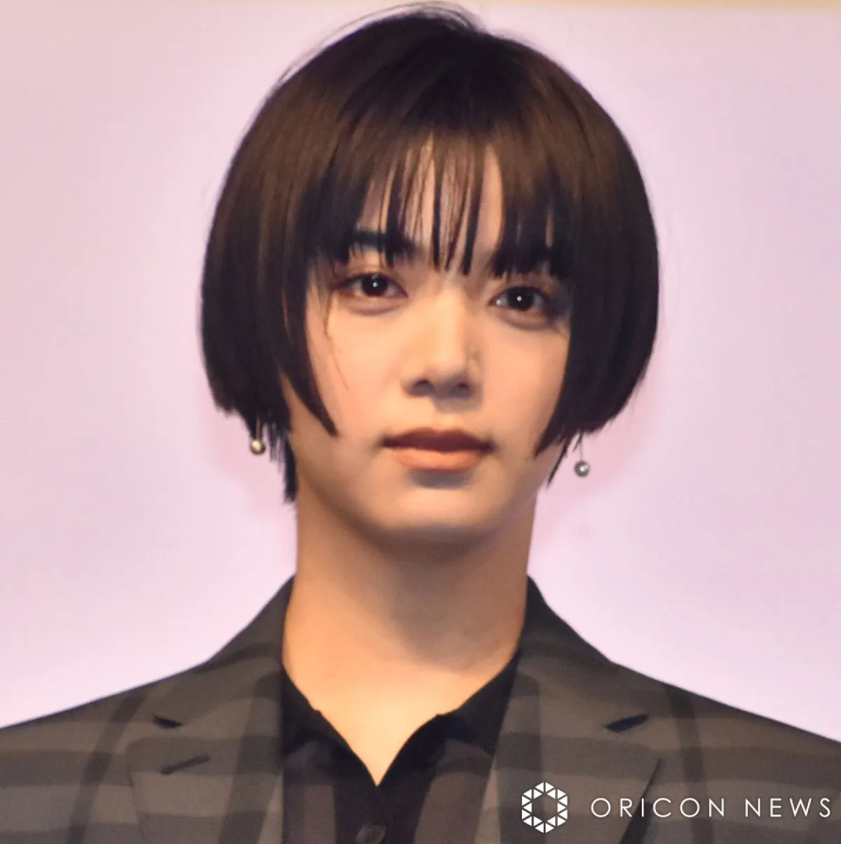 池田エライザ、“幼少期の自分”と仲良し2ショット「可愛い」「ふたりとも大好き」　ドラマ『舟を編む』オフショット