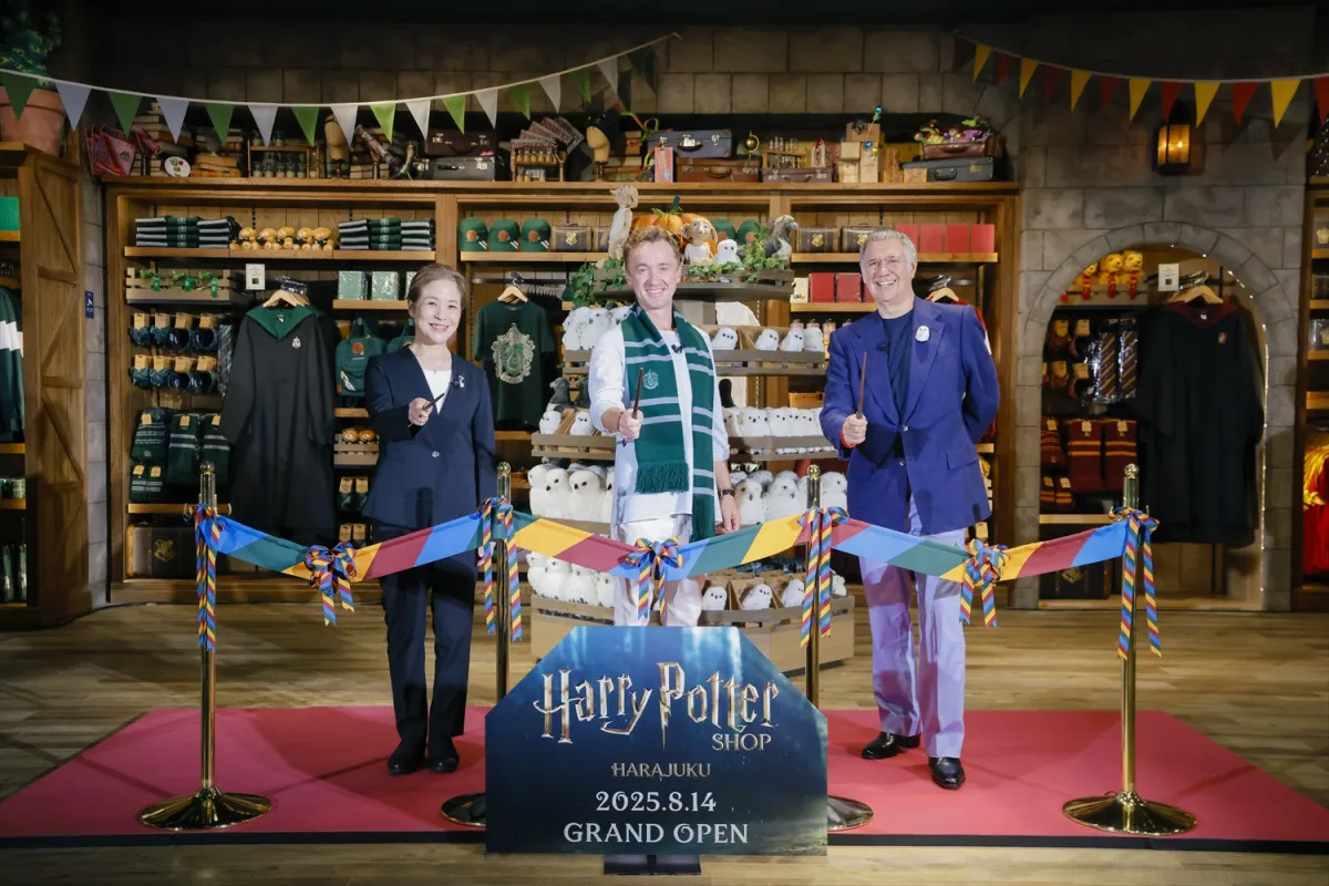 トム・フェルトン、魔法の杖でテープカット　「ハリー・ポッター ショップ 原宿」オープン