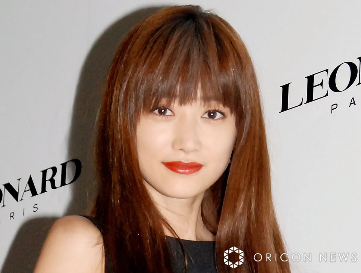 ヨンア、ミニ丈ワンピで美脚披露　“イケメン”息子とロンドン旅行を満喫「一生の思い出ですね」「お母さんが綺麗」