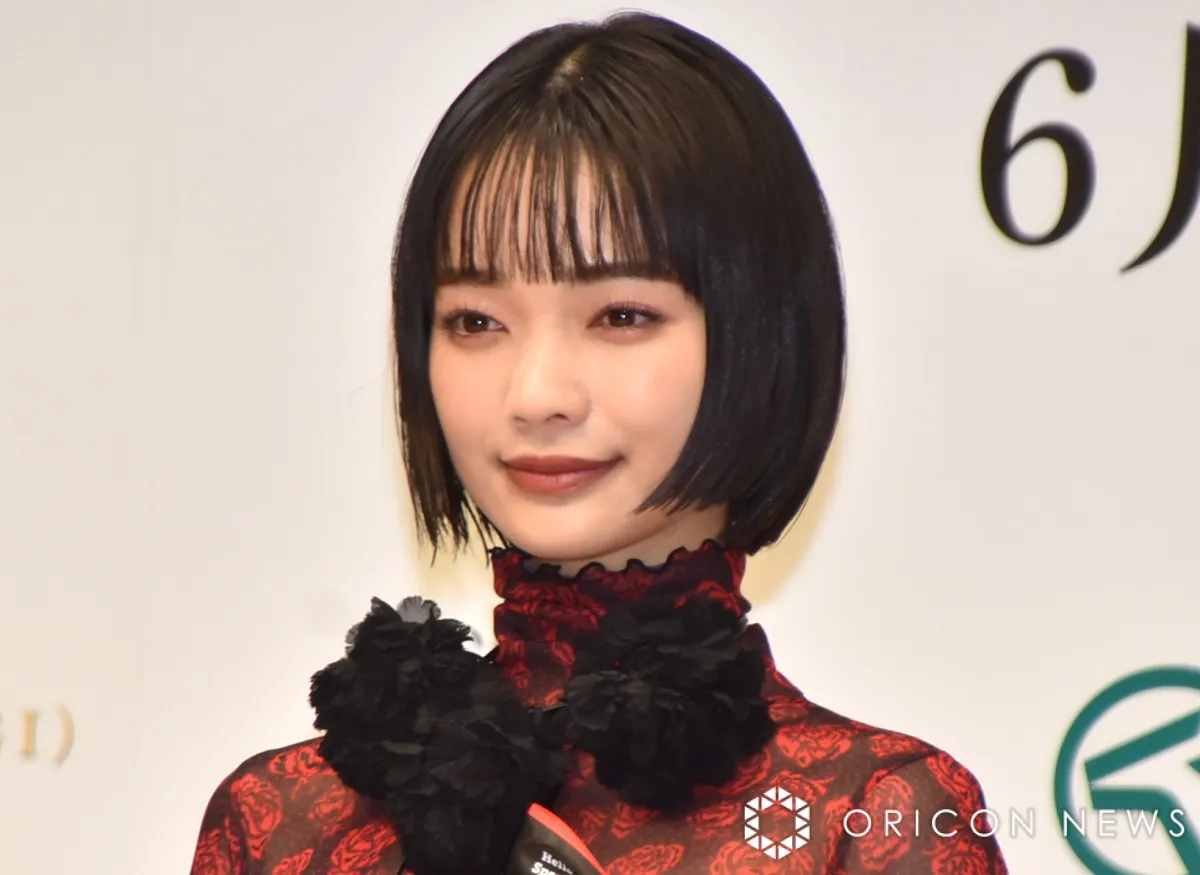 “来春朝ドラヒロイン”見上愛、ディズニー満喫の私服コーデ「可愛すぎるううう」「笑顔が国宝ですね」