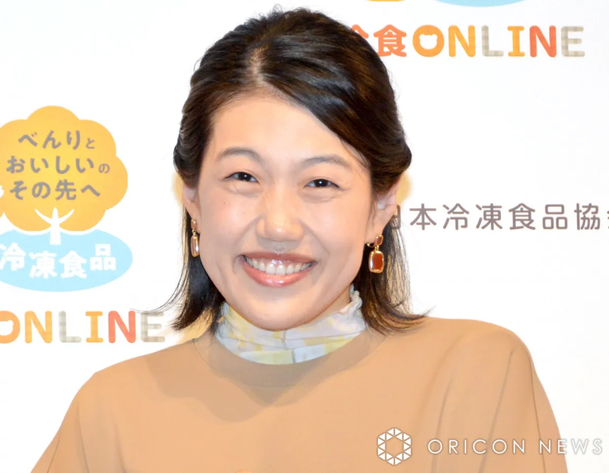 横澤夏子、“おそろいコーデ”の3人の娘とフルーツ狩りへ「なっちゃんへそ出し？って思ったら…」「子どもたちお揃い可愛すぎます!!」