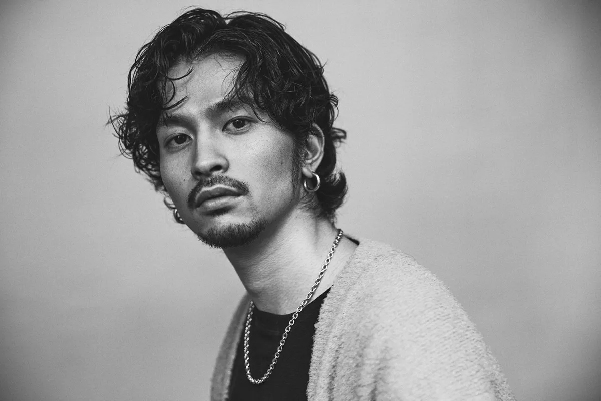 「全然違う人だわ」「新鮮」King Gnu・常田、ヒゲなし&ド派手なヘアスタイルの“激変”ショットが話題