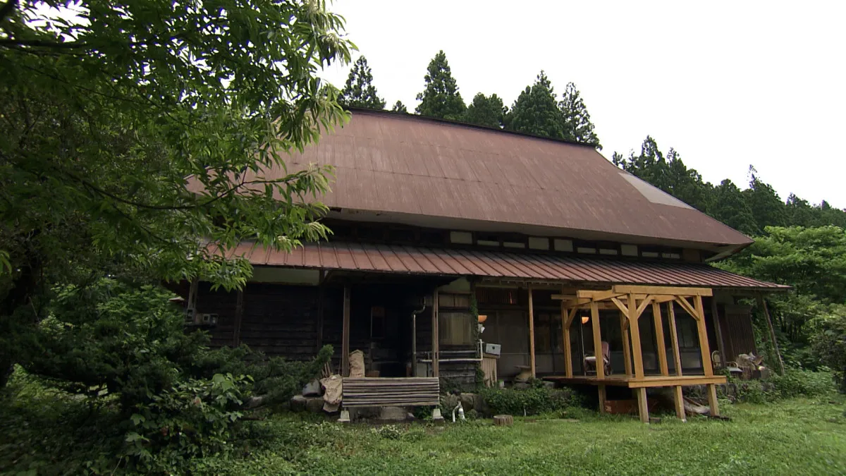 築140年合掌造りの古民家、ボロボロの“廃墟”→セルフリノベで夫の夢実現【住人十色】