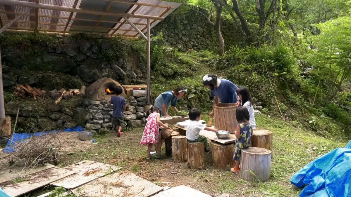 2男3女の大家族、築150年古民家で“自給自足”　貯金残高700円→驚きの生活