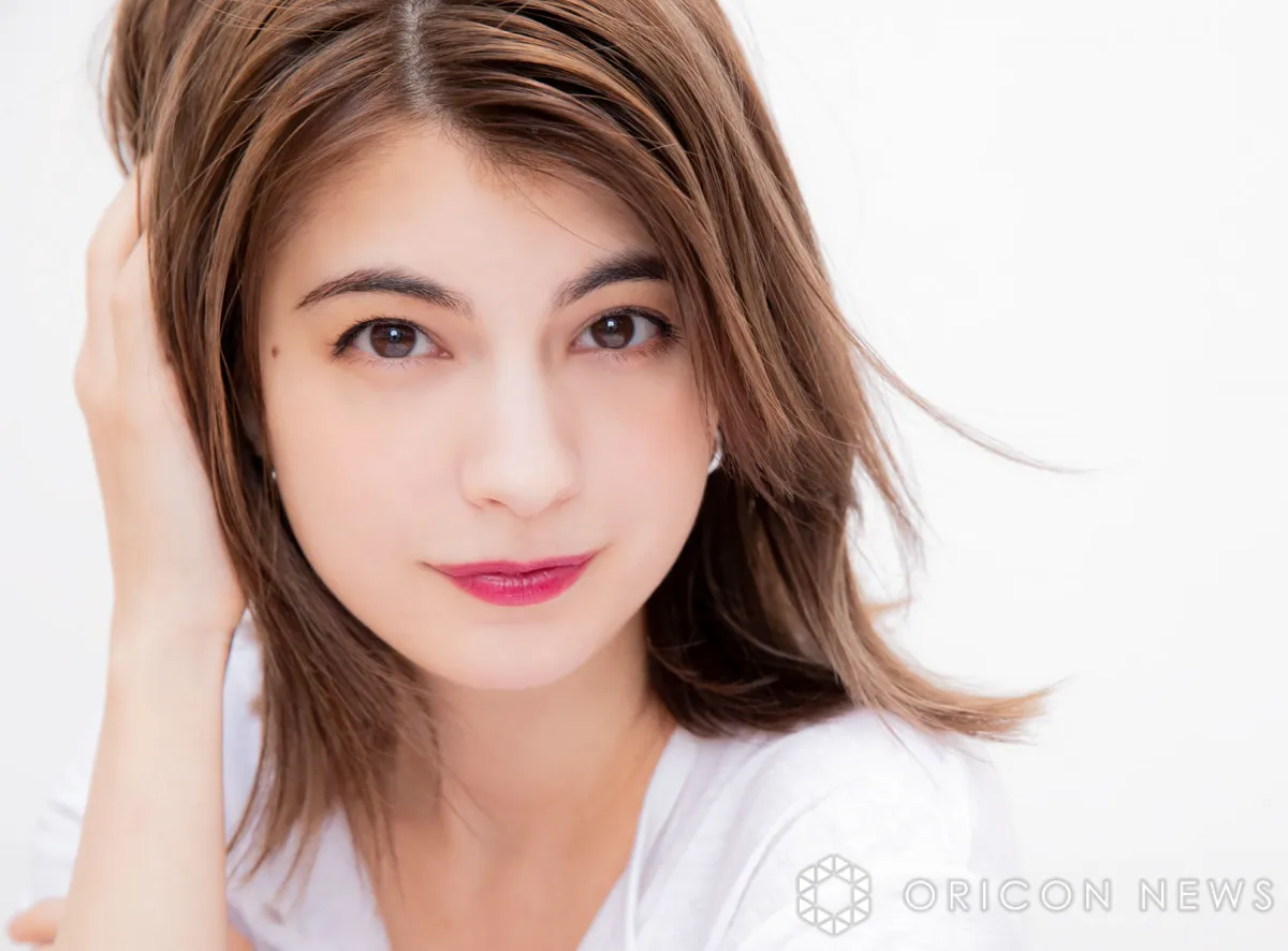 33歳・マギー、ビキニ姿で“圧巻美ボディ”見せつけ「何枚目がすき？」　SNS反響「女神すぎ」「水着何枚あるの」