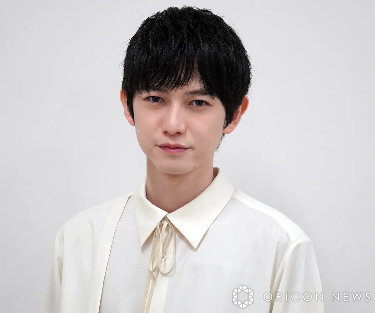 “父親役”本郷奏多、9歳子役と仲良し2ショット「顔がそっくり過ぎる」「本当の親子みたい」ドラマ『スティンガース』オフショット