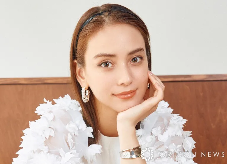 “ママになった”滝沢カレン、産後初めてインスタで近影を投稿　ラフな私服姿で「激暑散歩」