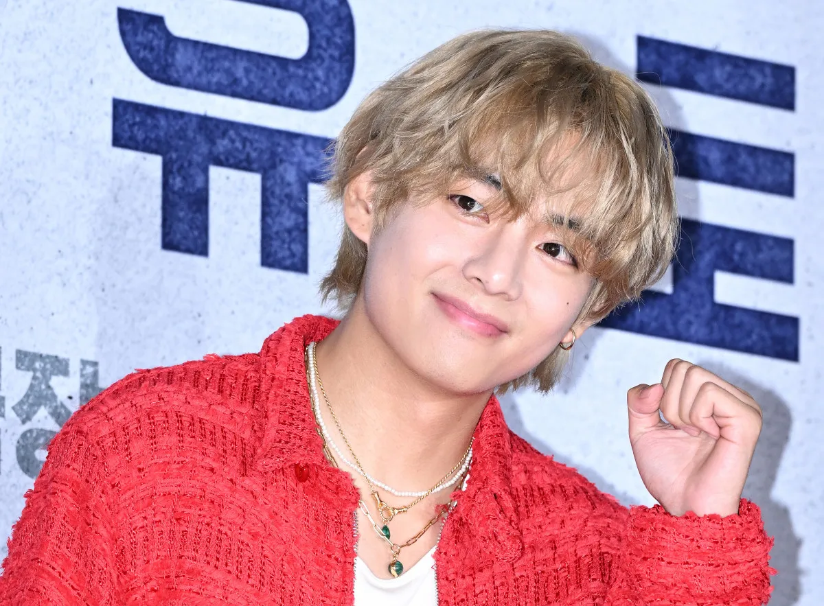 BTS・V、幼少期ショット公開「ARMYが見たいものをわかってる」　7人集合写真も「みんな仲良しで泣ける」
